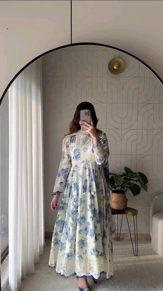 Women’s Classic Outfit – Blue & White Edition