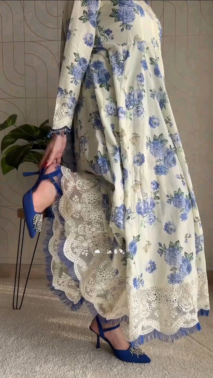 Women’s Classic Outfit – Blue & White Edition