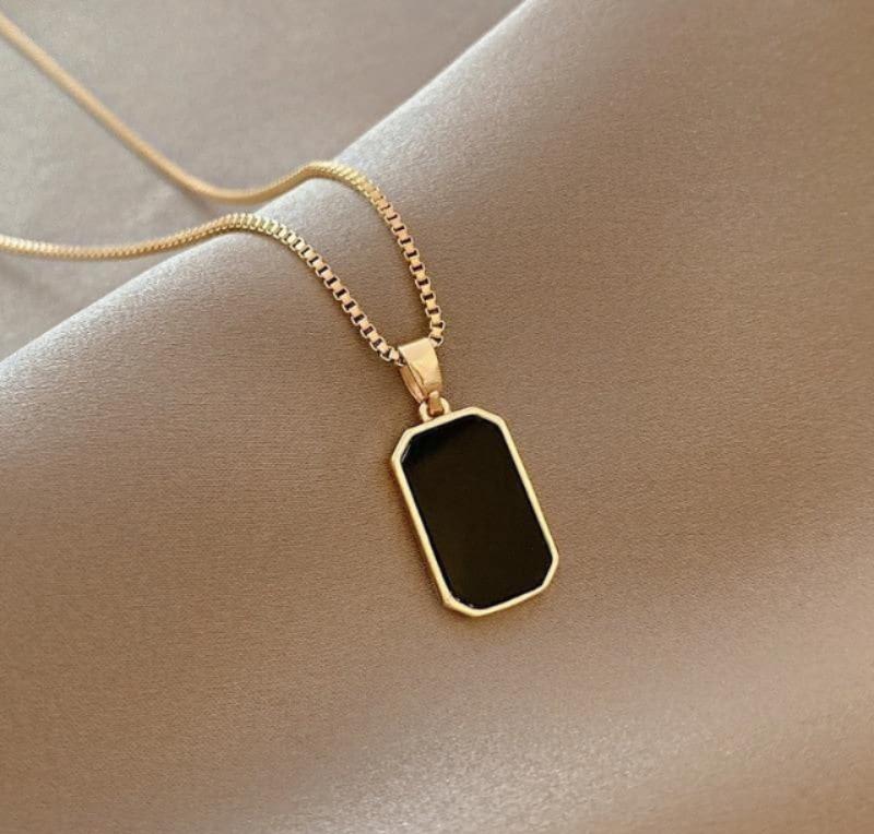 GOLD PLATED BLACK STONE PENDENT